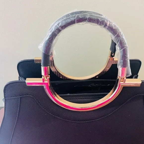 Elegant Black Handbag with Gold Accents - Picture 3 of 13